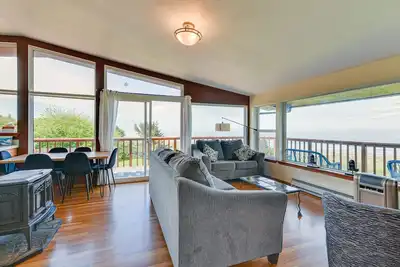 Image de Oceanfront 'Clam Beach House' w / vues et bain à remous!