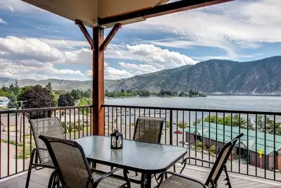 Image de Manson Condo avec balcon, piscine et vue sur le lac Chelan