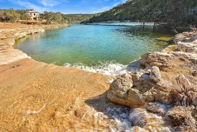 Image de Cette Hill Country Gem a tout. 125 acres de sérénité. Détente vous attend!