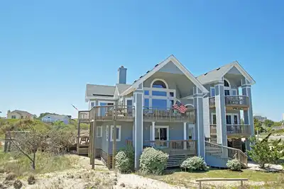 Image de 5 chambres avec 2 maîtres, piscine privée, bain à remous, baby-foot et volley-ball.