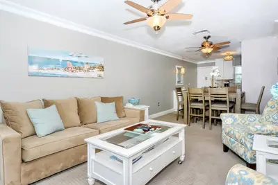 Image de Les Prix D'ÉTÉ Sont Maintenant Disponibles! ! ! ! ! <br><br>Réservez ce condo maintenant et soyez situé directement en face de Siesta Key, vous avez un condo avec vue sur le golfe et la piscine! !