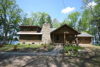 Image de Refuge sauvage Lodge-Interlochen-Waterfront-Spacious Log accueil-Court de tennis