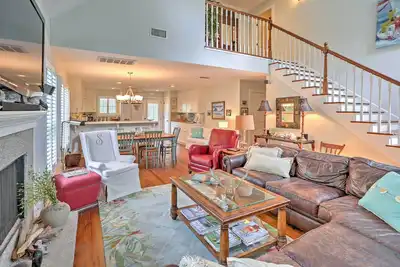 Image de Bright St. Simons Island House - Marchez jusqu'à la plage!