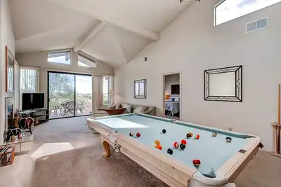 Image de 2br Borrego Springs Home avec table de billard et vue sur la montagne