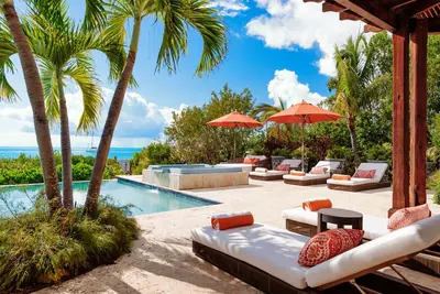 Image de Majestueuse villa en bord de mer avec magnifique piscine à débordement, bain à remous.
