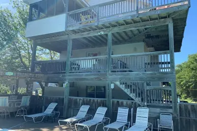 Image de Oceanside 5 chambres, piscine et Tiki Bar, bain à remous, table de billard et les chiens