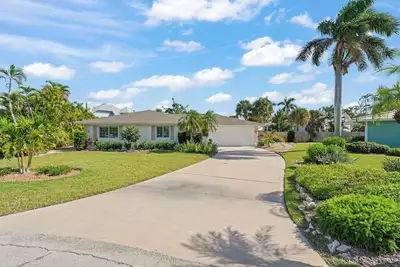 Image de Charme Chert: Grande piscine au niveau du sol Accueil Nouvelle cuisine près de la plage!