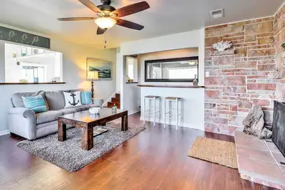 Image de Magnifique Monterey Home Droit sur la baie!