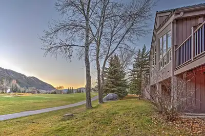 Image de Lavish Avon Duplex Home w / Views on Golf Course!