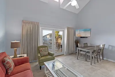 Image de Spacieux 2br Condo, à quelques pas de la plage, et parfait pour les couples!