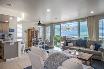 Image de Belle unité inférieure avec spectaculaire patio surdimensionné sur le sable!