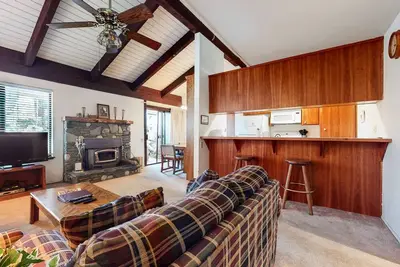 Image de Condo animaux acceptés, peut accueillir jusqu'à 8. Situé près du magnifique bassin des lacs!