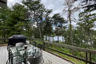Image de Cette belle maison de bord de lac a été entièrement rénovée.