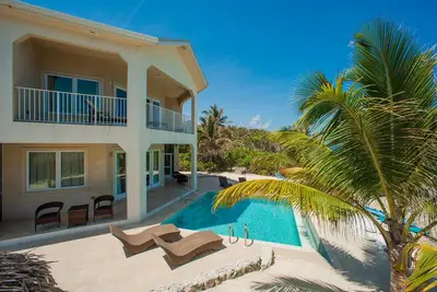 Image de Christmas Palms: Villa sereine avec piscine au bord de l'océan et plage privée