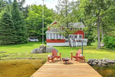 Image de Lakefront Stratford Home avec quai privé et foyer
