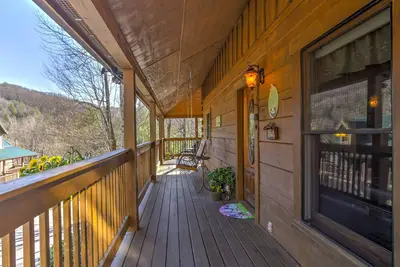 Image de 'Cabin Nest' -Gatlinburg w \/ Porche & Jacuzzi!