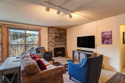 Image de Ski au pied du centre-ville de Breckenridge - Condo, bains à remous, vue sur la montagne! Parking en garage.