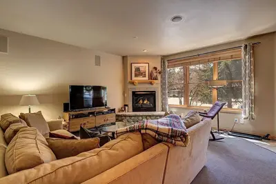 Image de Condo au rez-de-chaussée près de Main St à Breckenridge! Spa privé, spacieux, espace fitness!