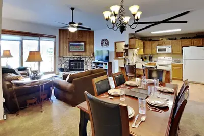 Image de Knock out Mountain Decor, tout ce dont on aurait besoin dans un condo.