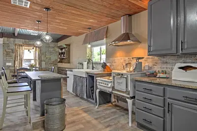 Image de Maison récemment rénovée avec cour dans le centre-ville de Caliente!