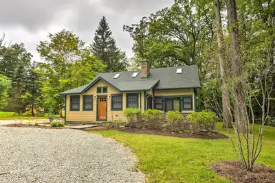 Image de Maison de sucre rénovée artisan de Laughlintown Home!