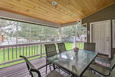 Image de Lakeside Home avec salle de jeux, cour, terrasse et cheminée!
