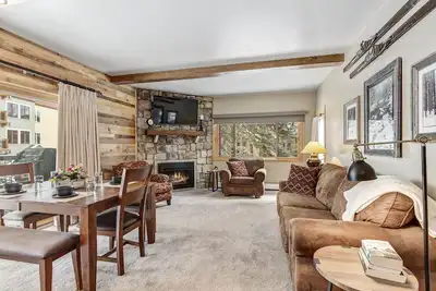 Image de Près du centre-ville de Breckenridge, garage, spas extérieurs, piscine!