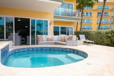 Image de Front De Mer - Eagle Beach - Oceania Resort - Condo Garden Delight 2br - E125-2
