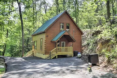Image de Cabine avec bain à remous, salle de jeux, à quelques minutes de Dt Gatlinburg!