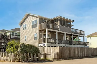 Image de C7115 La Diane Marie. Semi-bord de mer, piscine d'eau salée, bain à remous, linge de maison!