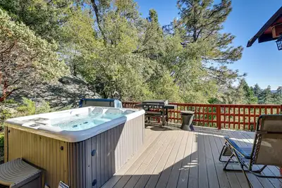 Image de Spacieux 4br Idyllwild Cabin w / bain à remous privé!