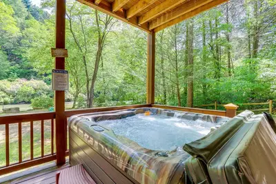 Image de Chambre privée de la rivière Cartecay avec bain à remous et salle de jeux