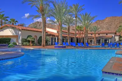 Image de Villa au rez-de-chaussée à quelques pas de la piscine de style complexe Lq144