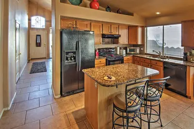 Image de Famille 3br Peoria Home w / Yard & Grill!