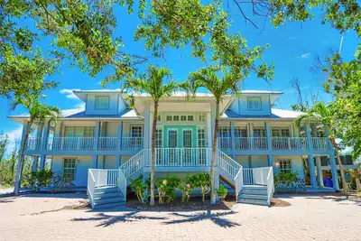 Image de Propriété récemment rénovée de 6 chambres située en face de la baie et en face de la plage