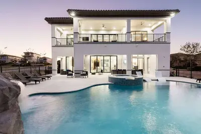 Image de W301- 8 Br Reunion Mansion avec piscine de luxe