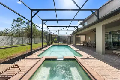 Image de Westside Luxury | Procès-verbal de Disney avec chambres à thème enfants, décoration moderne et table de billard