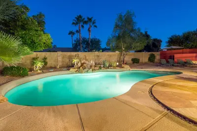 Image de Unifamiliale à North Scottsdale avec immense terrain, piscine privée et un spa!