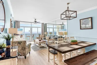 Image de Comptoirs en granit, baignoire jacuzzi, piscine communautaire et zone de grillades! !