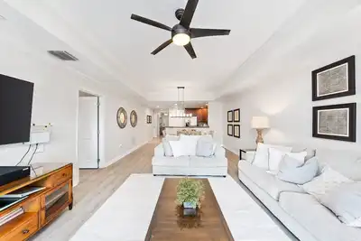 Image de Restez dans le style Près de Disney - Incroyable Condo nouvellement aménagées avec de nombreuses améliorations