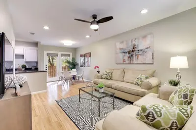 Image de 6br / 5ba Duplex du centre-ville de luxe!