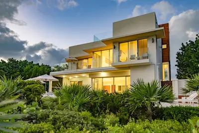 Image de Superbe front de mer contemporain, à pied de Taylor Bay Beach!