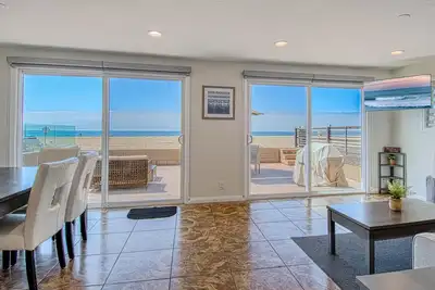 L'emplacement est incroyable avec une, nouvellement rénové unité inférieure extraordinaire sur le sable!