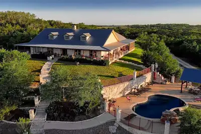 Image de Incroyable grande maison avec une vue magnifique - Maintenant, avec piscine chauffée! (des frais s'appliquent si le chauffage est demandé)