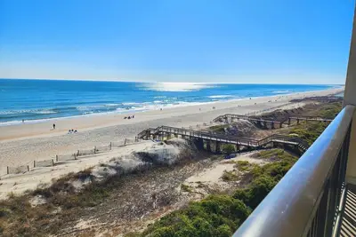 Image de Direct Ocean Front à Litchfield par la mer. Rare 2 chambres et 2 porches en bord de mer!