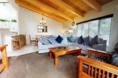 Image de Mise à jour et spacieux condo juste sur la route de la navette!