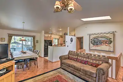 Image de Munds Park Home w / 3 Decks - Super emplacement boisé!