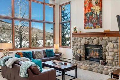 Image de Belle vue sur la montagne! Marchez jusqu'à Beaver Creek Village, 2 suites King, piscine chauffée / bain à remous autour de