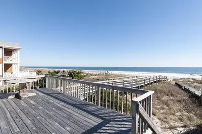 Image de chalet en bord de mer avec terrasse sur le toit et d'un accès priv�� à la plage