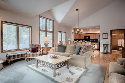 Image de Condo Breckenridge skis aux pieds, garage chauffé, accès au bain à remous!